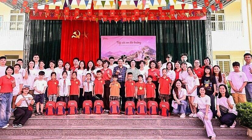 Quỹ Chạm Yêu Thương hỗ trợ gần 5.000 học sinh khó khăn trước năm học mới