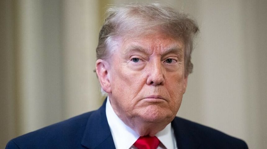 Ông Trump hoãn áp thuế 50% lên hàng hóa Canada