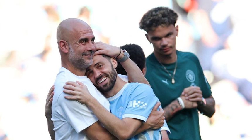 Guardiola ám ảnh với những cái ôm trong mùa cuối ở Man City