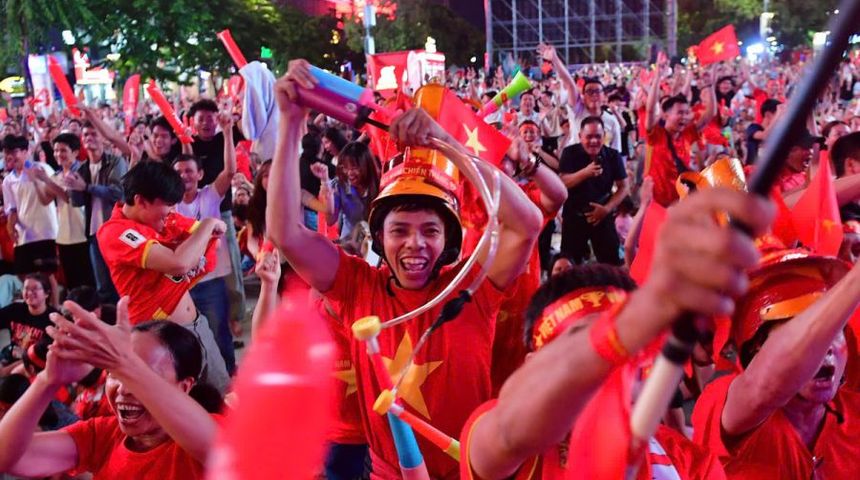 CĐV trên phố đi bộ Nguyễn Huệ vỡ òa với cú đúp của Xuân Son