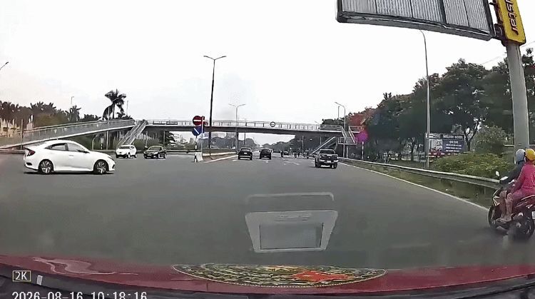 Ôtô đi thẳng bị tông ngang tại giao lộ, ai sai?
