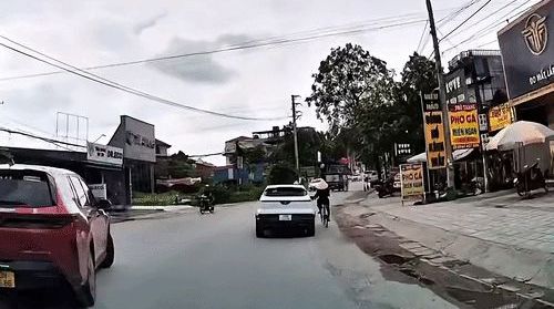 Ôtô xô ngã bà cụ đi xe đạp rồi bỏ đi