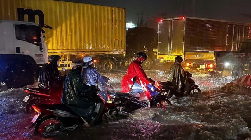 Hai người bị nước cuốn xuống suối giữa mưa lớn ở Đồng Nai