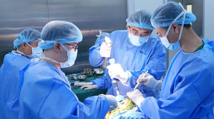 Thay khớp gối trái cho người phụ nữ liệt chân phải