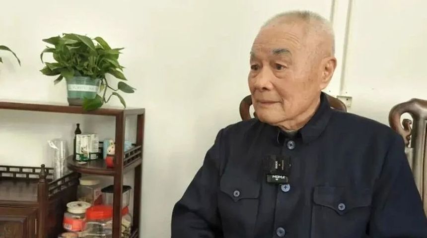Cuộc sống 'như ăn mày' của tỷ phú 98 tuổi