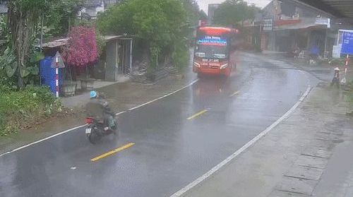 Xe khách oằn mình tránh xe máy ngược chiều