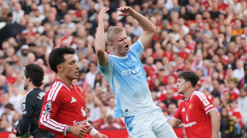 Man Utd thua Man City trong thế hơn người
