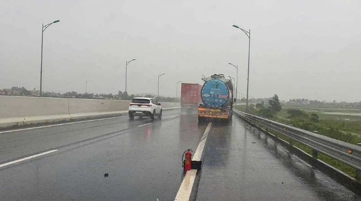 Đằng sau 'đặt bình chữa cháy cảnh báo xe dừng, tài xế bị phạt 13 triệu đồng'