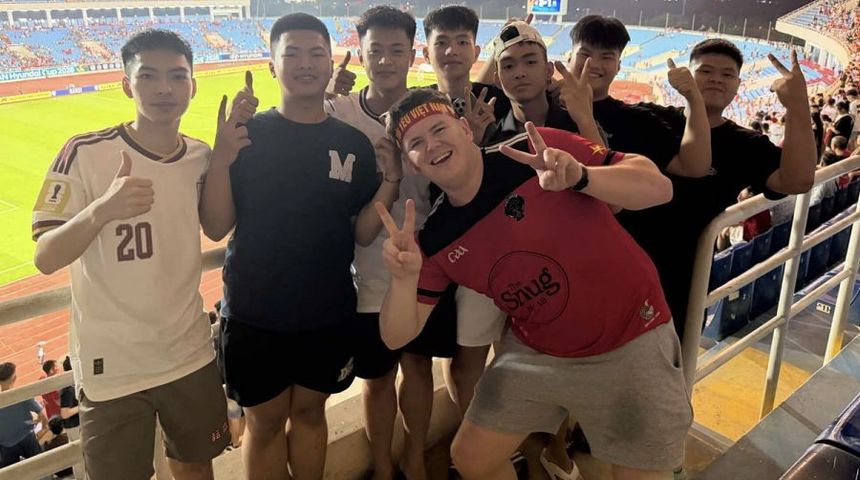 Những ông Tây thành 'fan cuồng' của ĐTQG Việt Nam