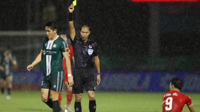 Đình Bắc khiến đối phương nhận thẻ đỏ ở V-League