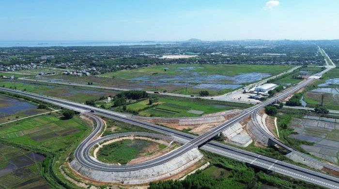 Nút giao 'loa kèn' nối Khu kinh tế Dung Quất với cao tốc thông xe