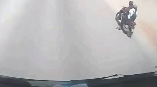 Người đi xe máy biến mất trước đầu xe tải