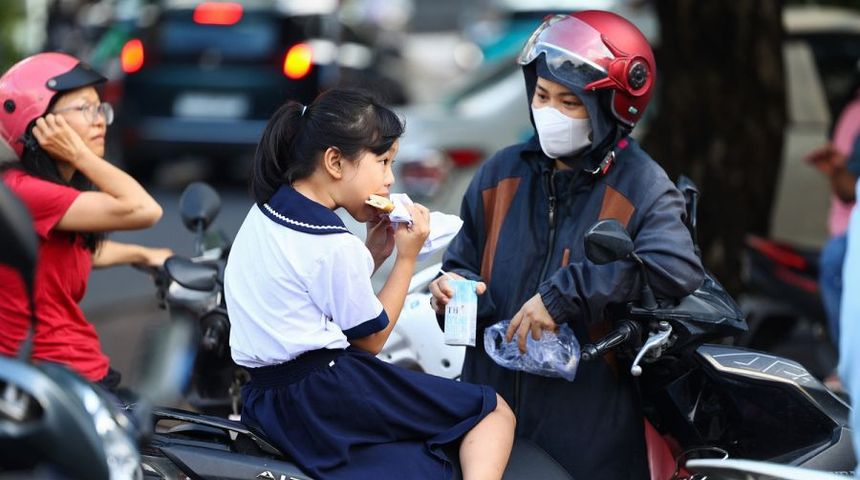 Nơm nớp lo bữa ăn bán trú của học sinh
