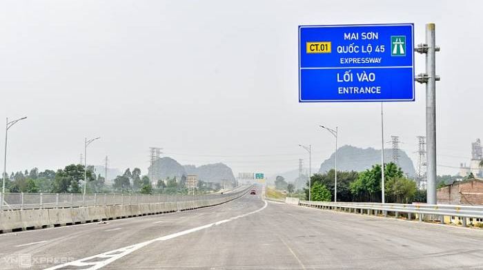 'Giá long môn' và 'cột cần vươn' trên cao tốc: Tiếng Việt xa lạ