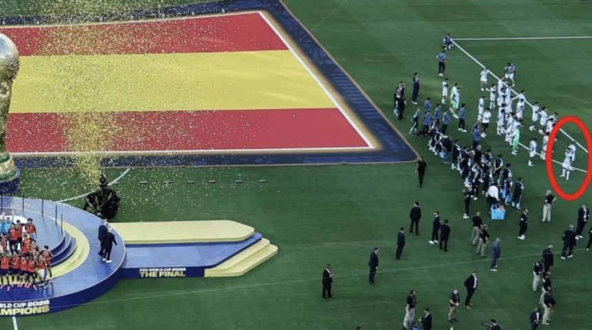 Vì sao cầu thủ Argentina duy nhất đứng nhìn Tây Ban Nha nâng Cup?