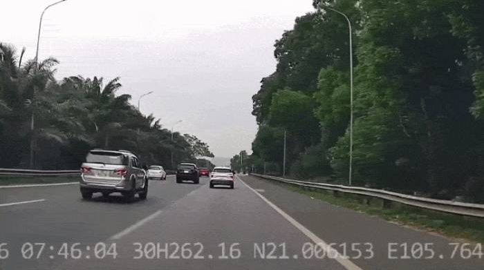 Tài xế 'phanh dọa' xe khác trên cao tốc bị phạt 23 triệu đồng