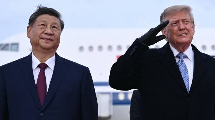 Ông Trump gây chú ý khi đeo găng tay đón ông Tập
