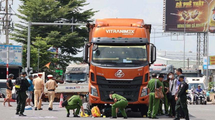 Ba mẹ con tử vong trên đường đến trường
