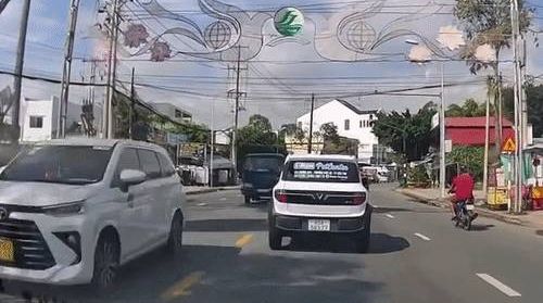 Xe tải lao đầu vào ôtô ngược chiều trên đường thẳng