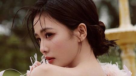 Mỹ nữ cổ trang tặng iPhone 18 Pro Max cho êkíp