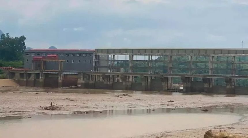 Gần 10 tấn cá lồng chết sau sự cố ở nhà máy thủy điện