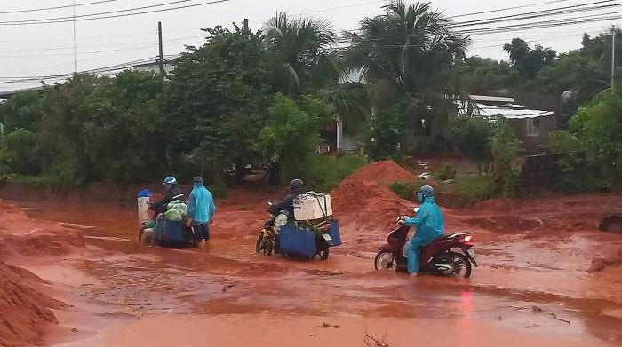 Mưa lớn gây sạt lở nhiều điểm trên quốc lộ ở Lâm Đồng