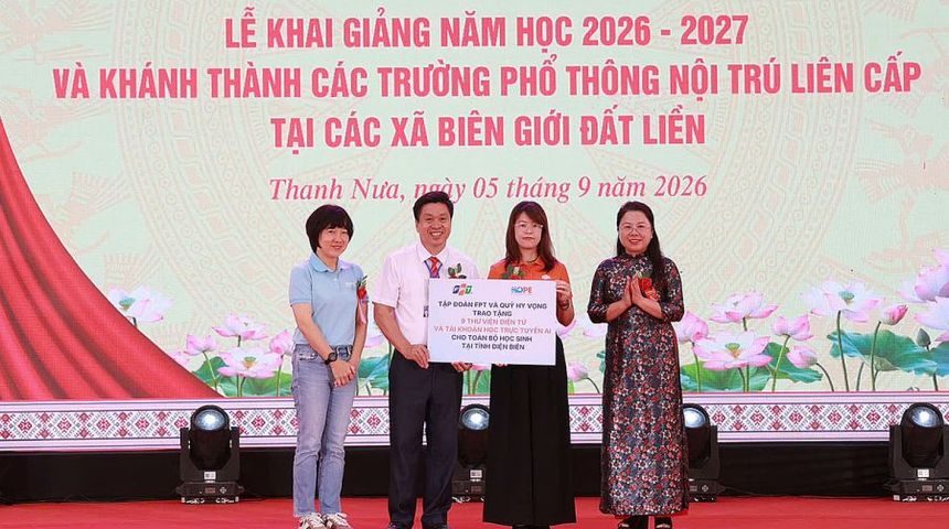 Tặng 9 thư viện điện tử cho học sinh Điện Biên dịp khai giảng
