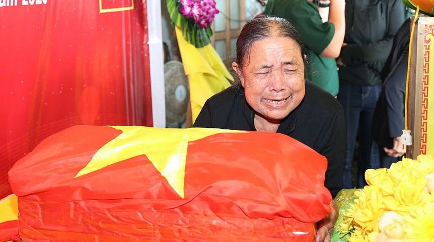 Vợ liệt sĩ đón hài cốt chồng trở về sau gần 50 năm