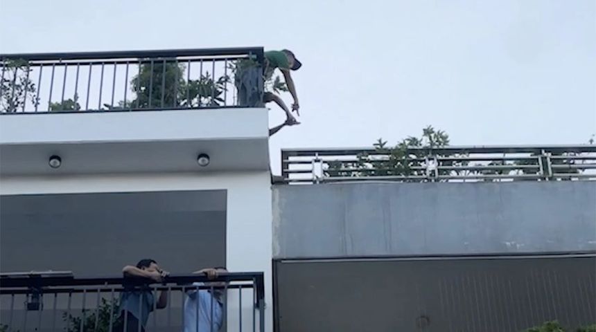 Người dân bồng trẻ leo ban công, thoát đám cháy nhà 6 tầng