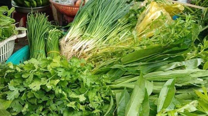 Rau gia vị đắt ngang thịt do mưa kéo dài