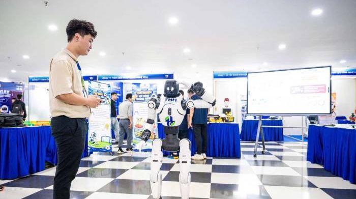 Robot giao thuốc, tuần tra trình diễn tại Triển lãm công nghệ Hà Nội