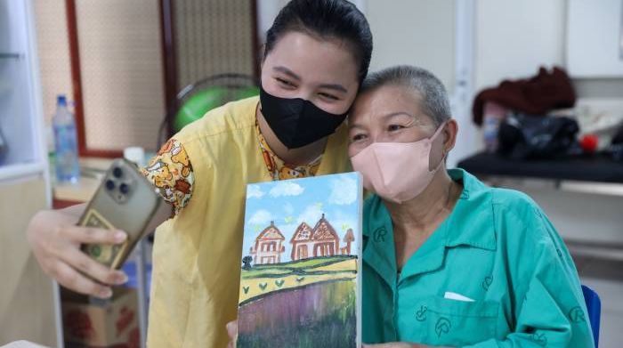 Ước mong bình dị gửi vào tranh của những người mẹ ung thư