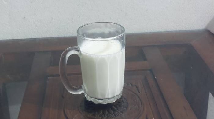 Lý do người lớn tuổi nên uống một ly sữa buổi tối