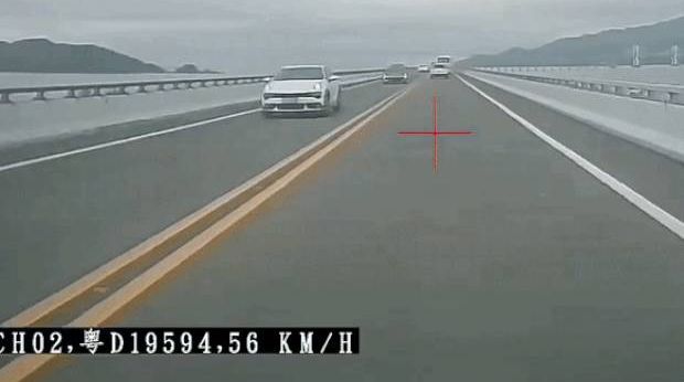 Ôtô lao thẳng vào xe buýt ngược chiều trên cầu