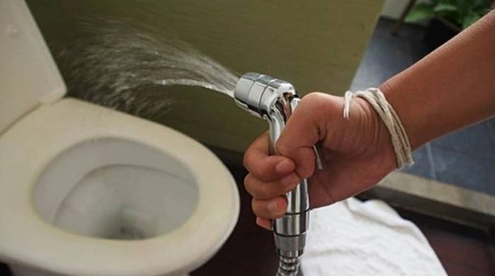 Tôi khó chịu vô cùng khi nhà vệ sinh không có vòi xịt