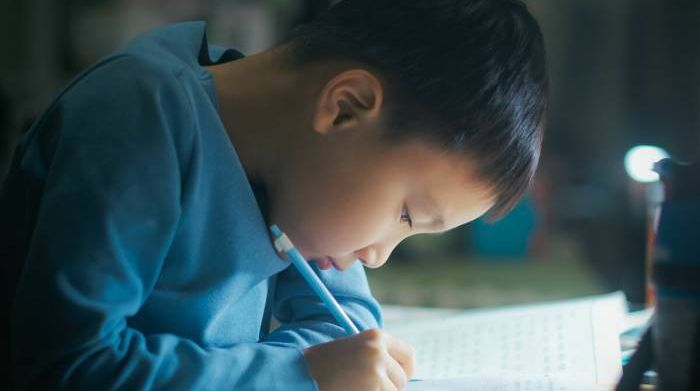 Học sinh tiểu học ngồi làm bài đến 11 giờ đêm