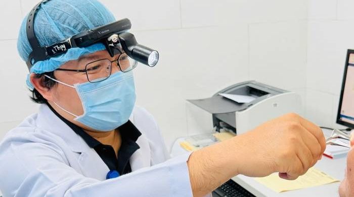 Liệt hai dây thanh gây khó thở sau rút ống nội khí quản