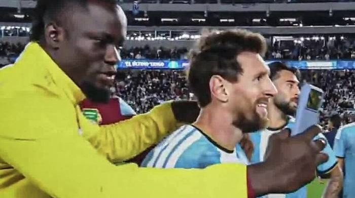 Messi gây tranh cãi vì từ chối chụp ảnh với cầu thủ Benin
