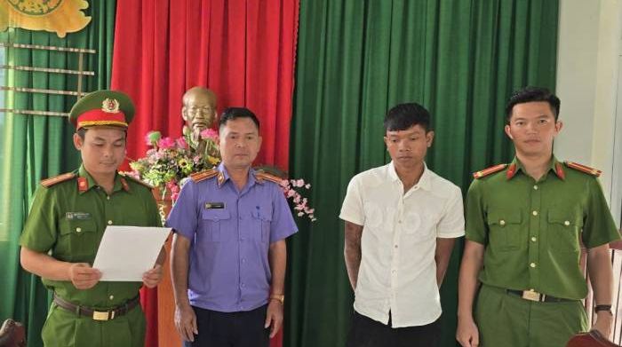 Xem livestream thấy vợ uống bia mãi không về, chồng đốt nhà
