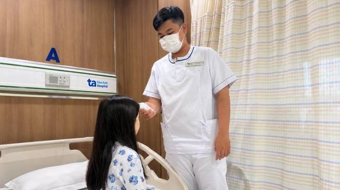 Bé gái viêm amidan, suy dinh dưỡng