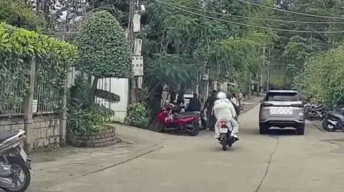 Ôtô đỗ giữa đường mở cửa xô ngã hai người đi xe máy
