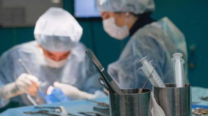 Hoãn phẫu thuật để du lịch, người đàn ông suýt chết vì khối máu đông 7 cm