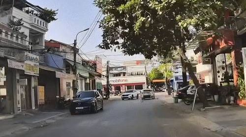 Ôtô phanh gấp tránh hai bé gái chạy ngang đường