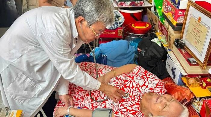 Trạm y tế TP HCM thiếu bác sĩ, bệnh viện tuyến trên 'đỡ đầu'