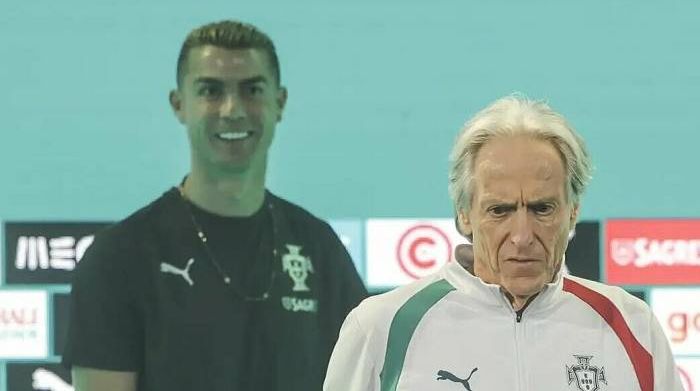 HLV Jorge Jesus bị đe dọa sa thải nếu không xin lỗi Ronaldo