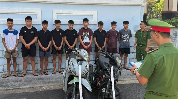 Dàn cảnh rủ đi đánh nhau để kẹp cổ, cướp xe máy