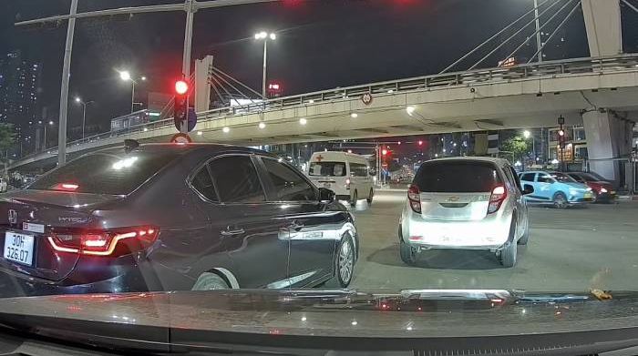 Ôtô vượt đèn đỏ nhường xe cứu thương không bị phạt