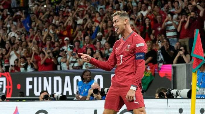 Ronaldo thích bài viết chỉ trích HLV Jesus