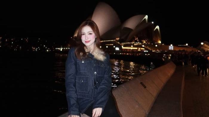 Hòa Minzy dát hàng hiệu trên phố Sydney