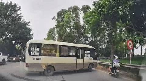 Xe khách đè loạt phương tiện để quay đầu vào đường cấm